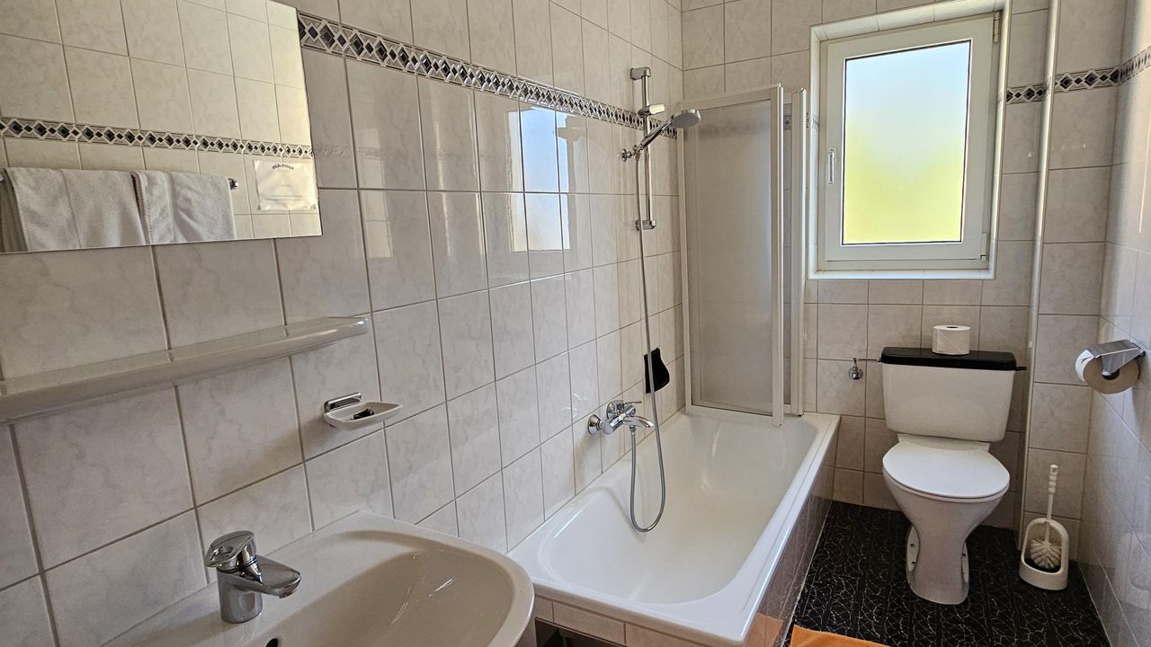 Badezimmer mit WC und Bad Badezimmer mit WC und Bad